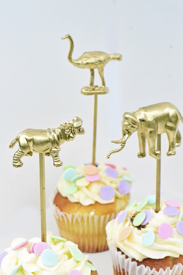 gold animal cake toppers - cupcakes | via oneyounglove.com
